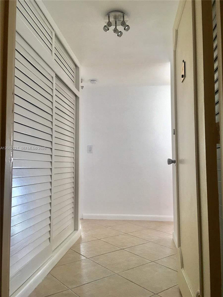 BRICKELL BAY TOWER CONDO · #912 in Miami - Photo 4