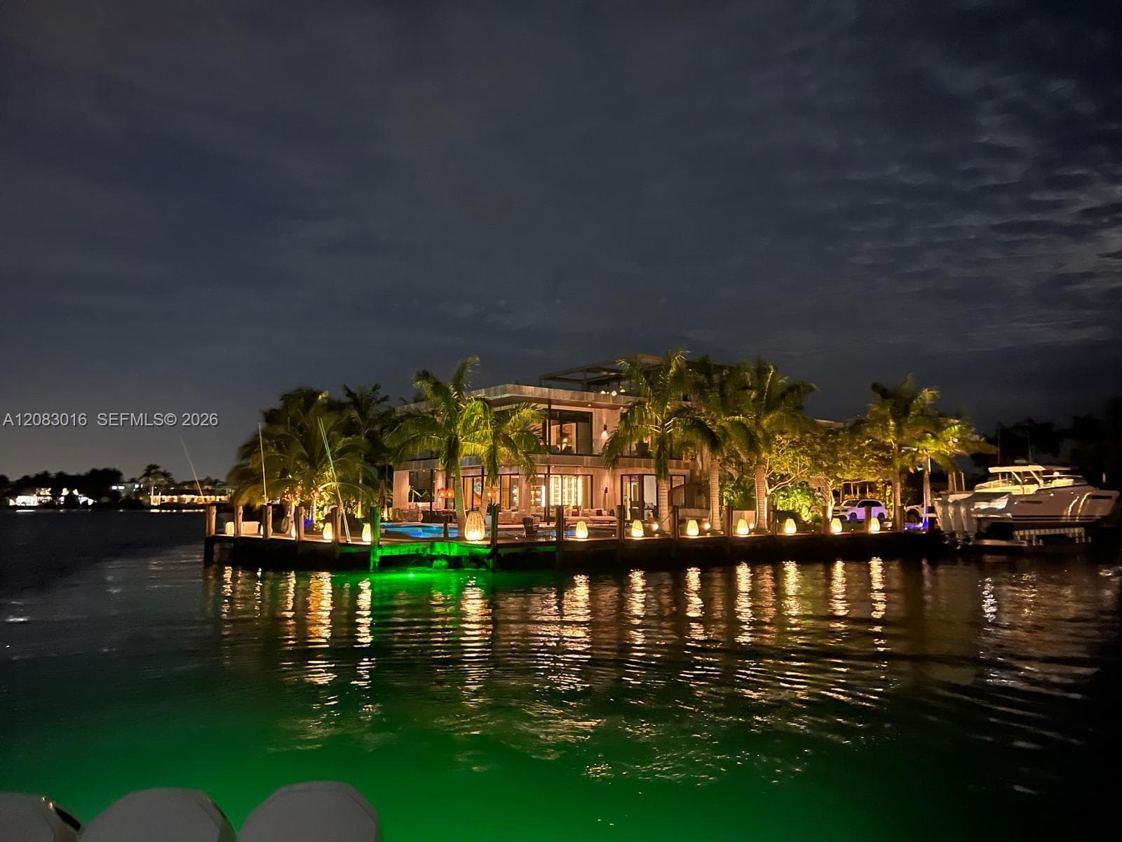 2305 N Riverside Dr photo 3