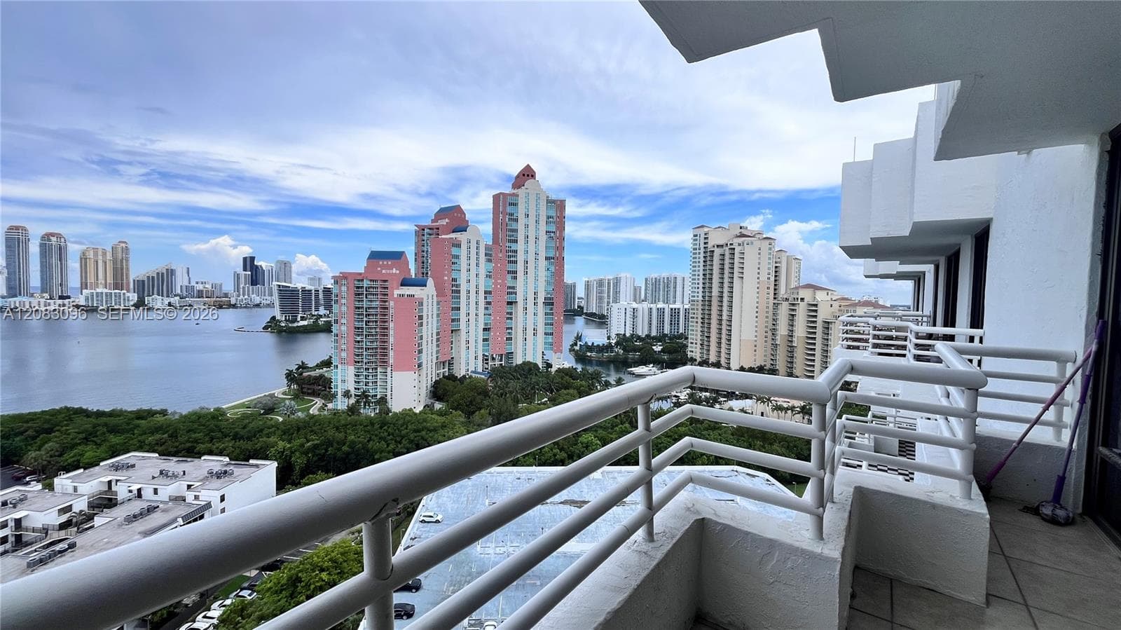 PARC CENTRAL · #PH16 in Aventura - Photo 2