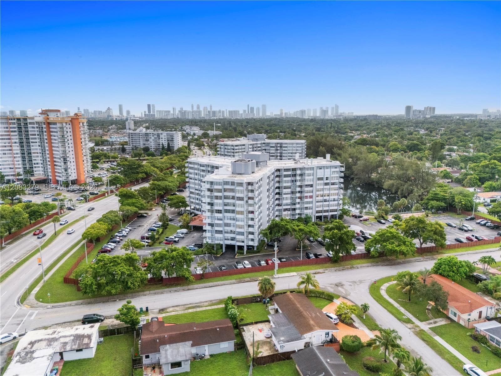 WILSHIRE CONDO · #315W in Miami - Photo 3