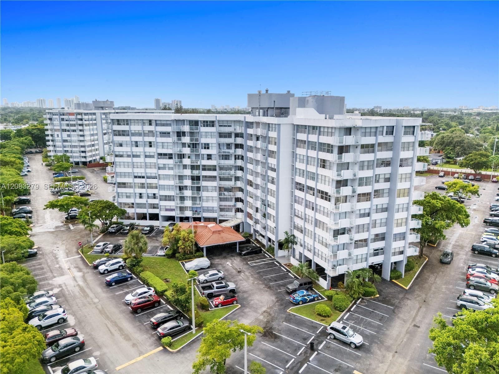 WILSHIRE CONDO · #315W in Miami - Photo 4