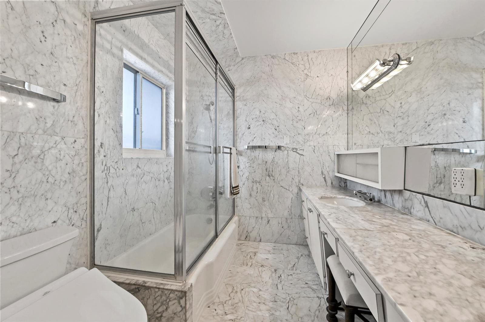 32 Bathroom 02