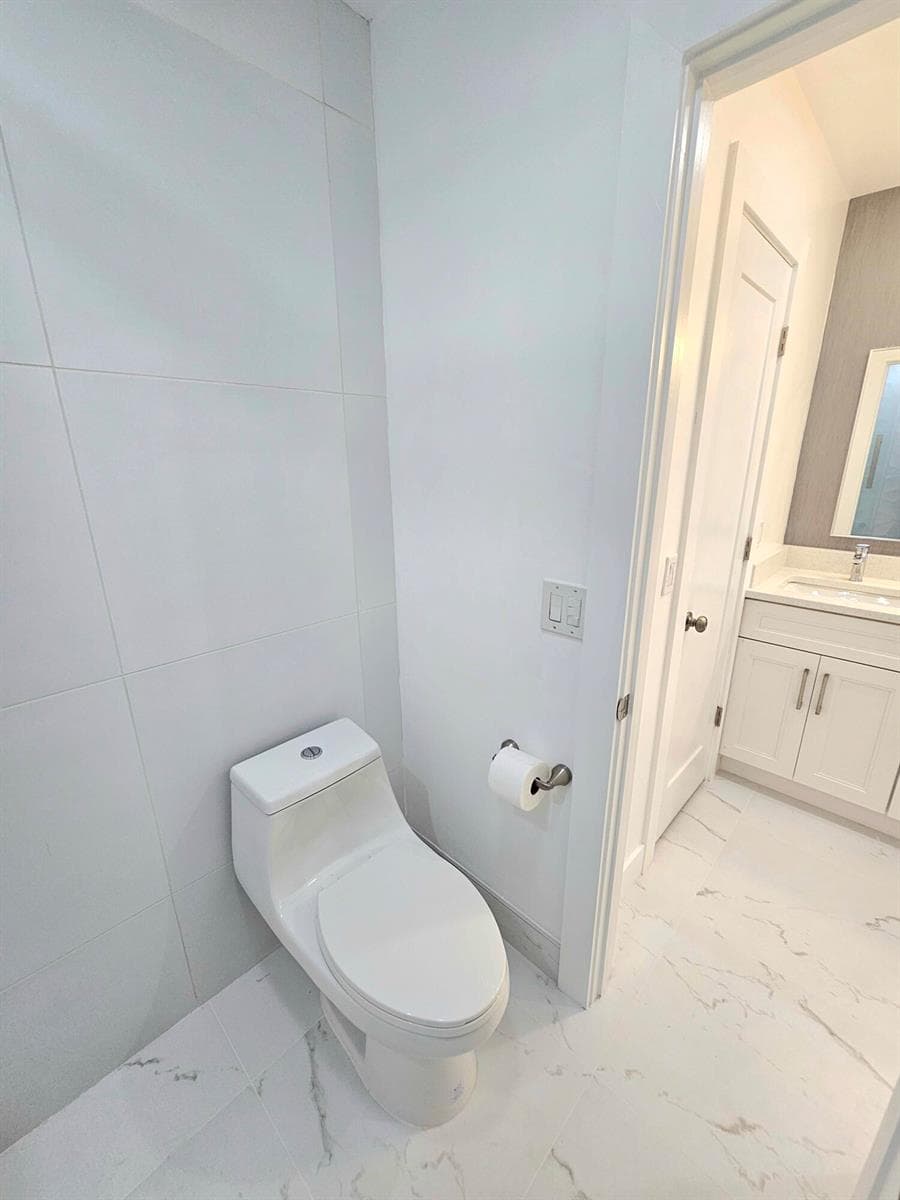 One Piece New Toilets and Fixtures