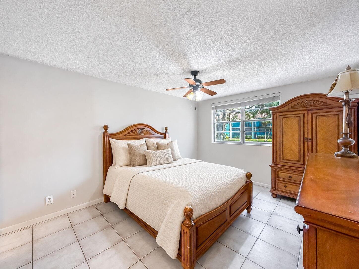 50-web-or-mls-JOY_054755-bed 1