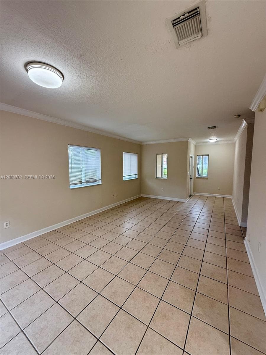 2601 NE 41st Cir photo 4
