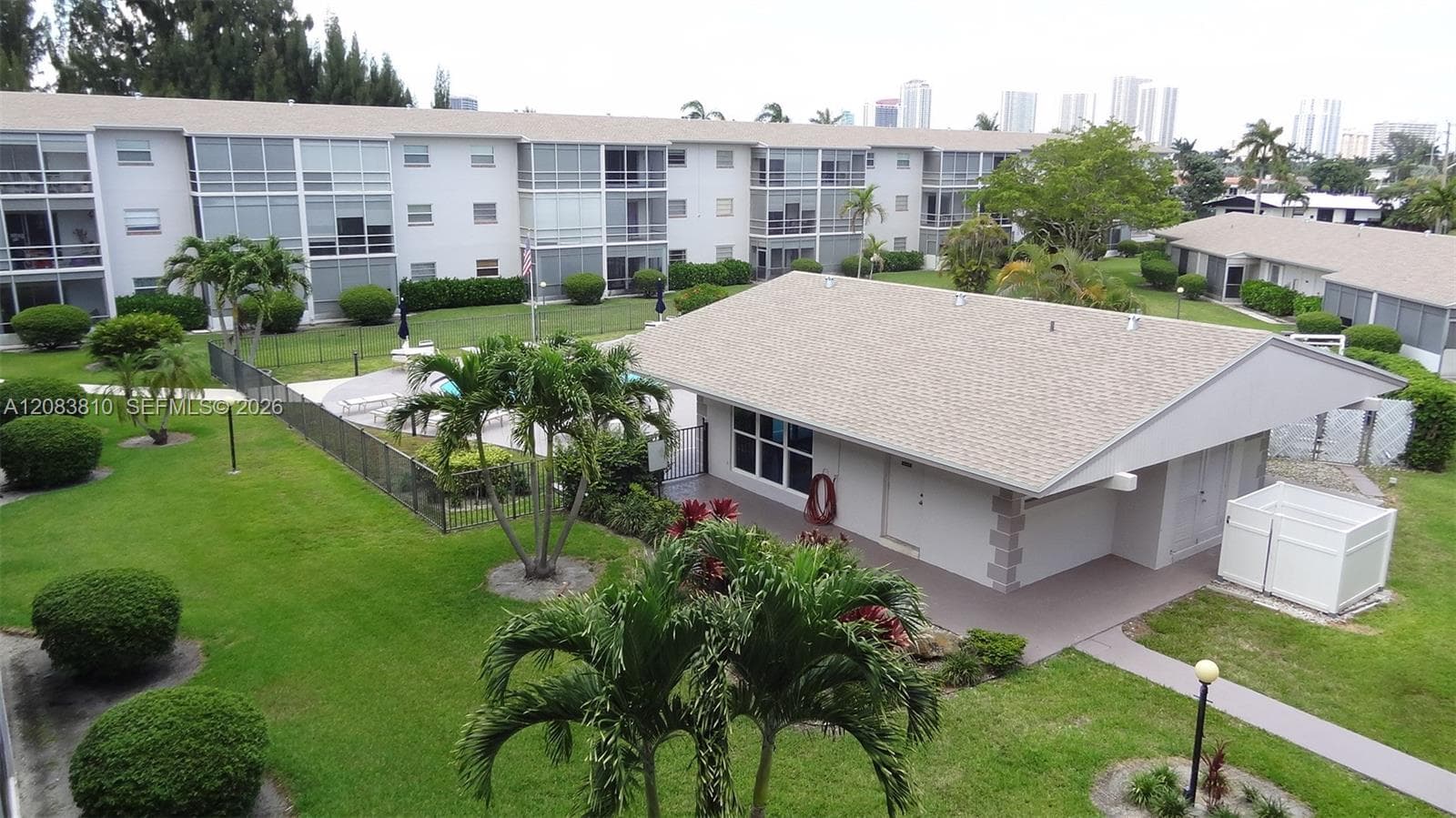 GOLDEN ISLES CONDO APTS · #319 in Hallandale Beach - Photo 23