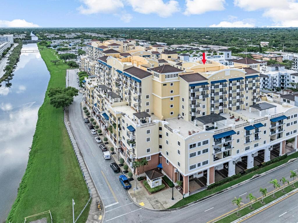 COLONNADE AT DADELAND