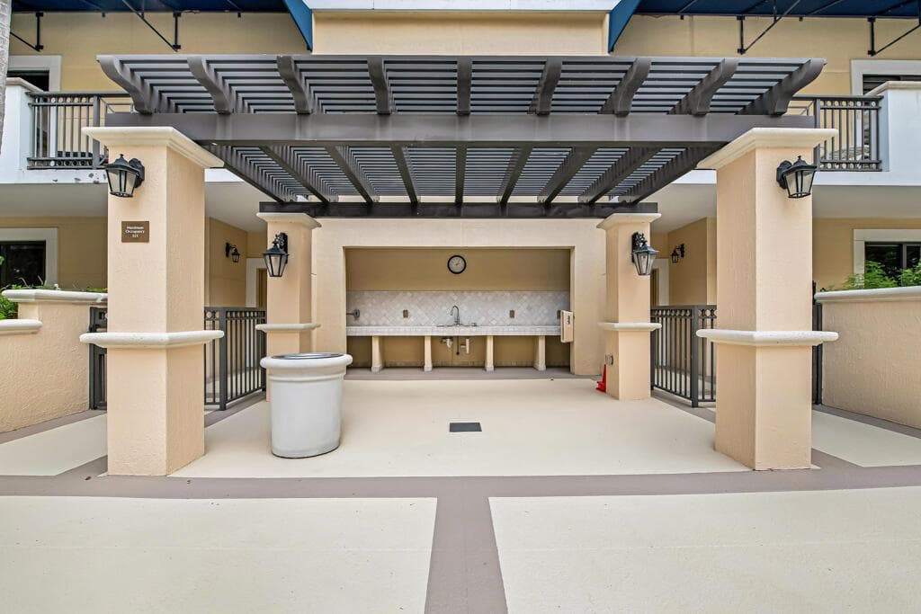 COLONNADE