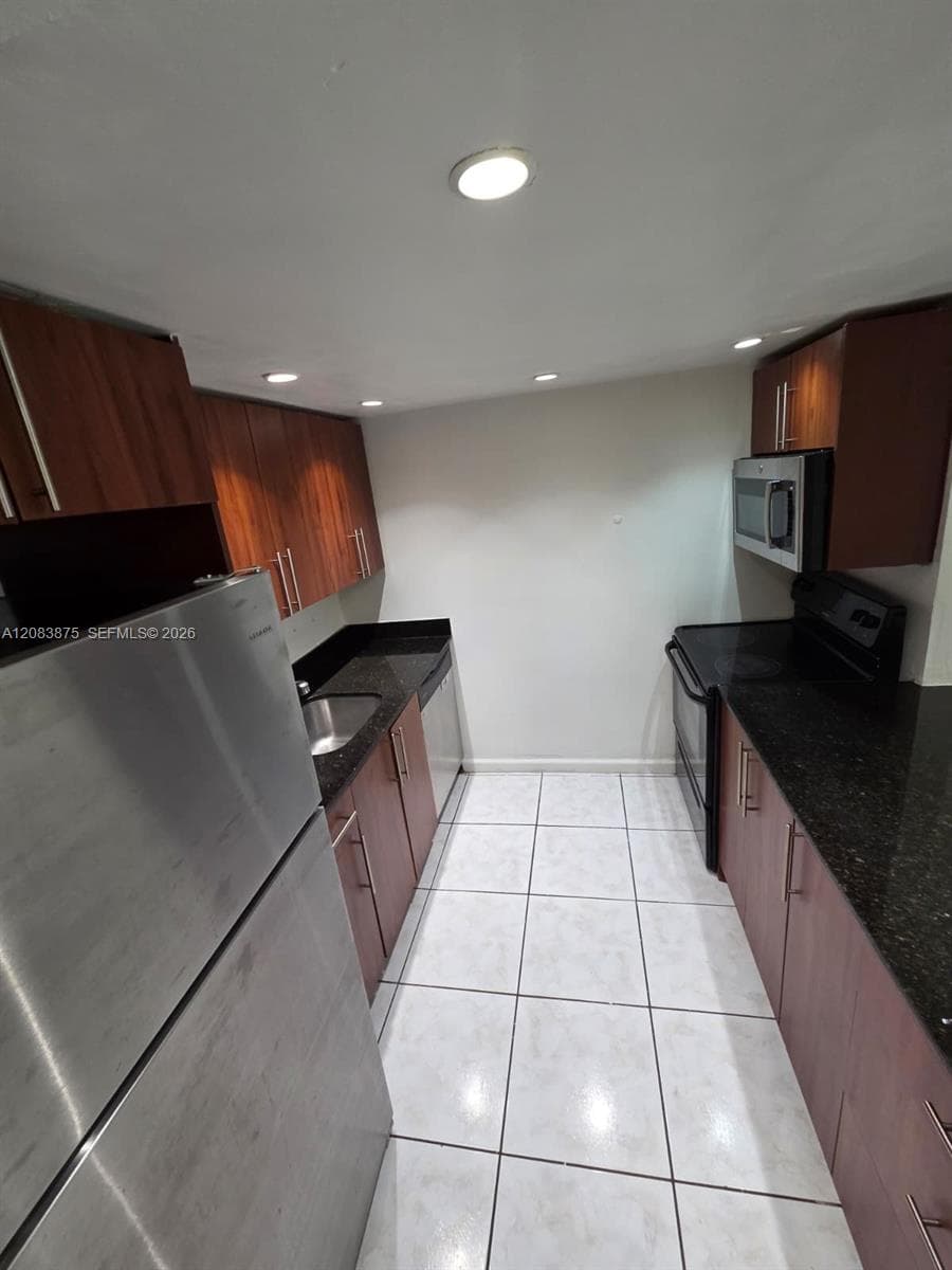 SUTTON HOUSE CONDO · #8 in North Miami - Photo 4
