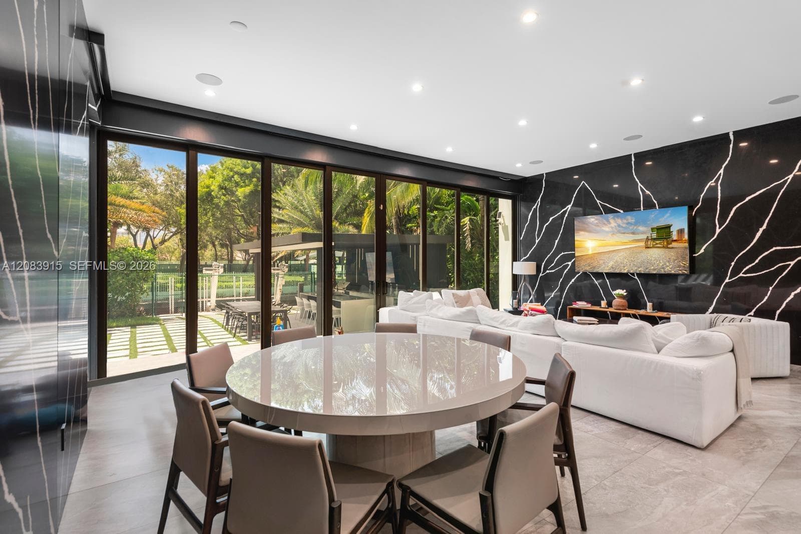 521 Holiday Dr photo 13
