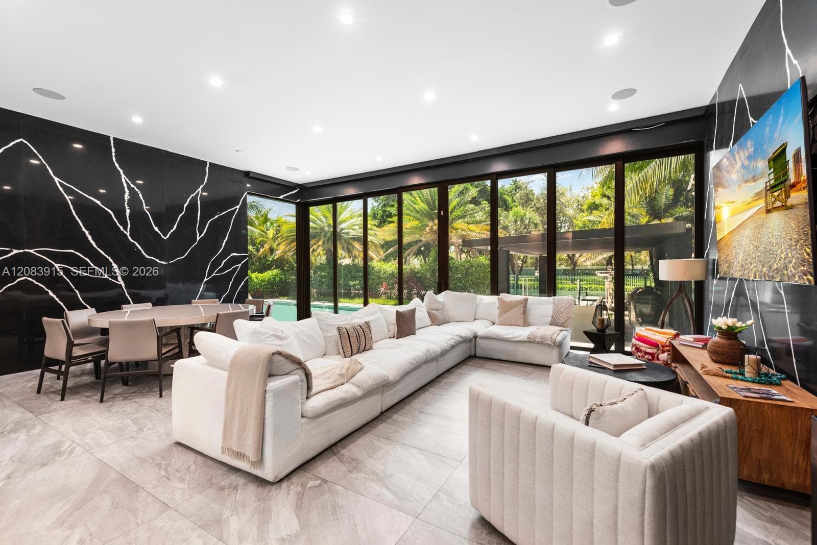 521 Holiday Dr photo 14