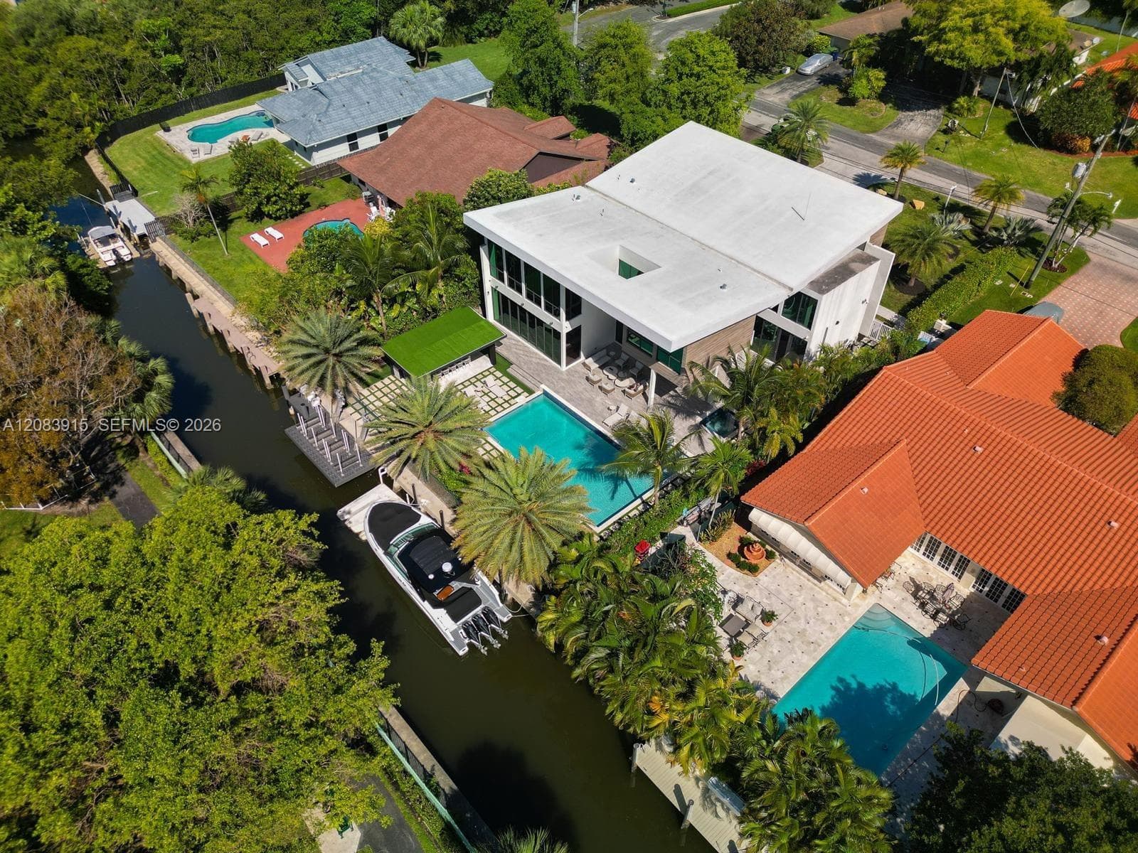 521 Holiday Dr photo 39