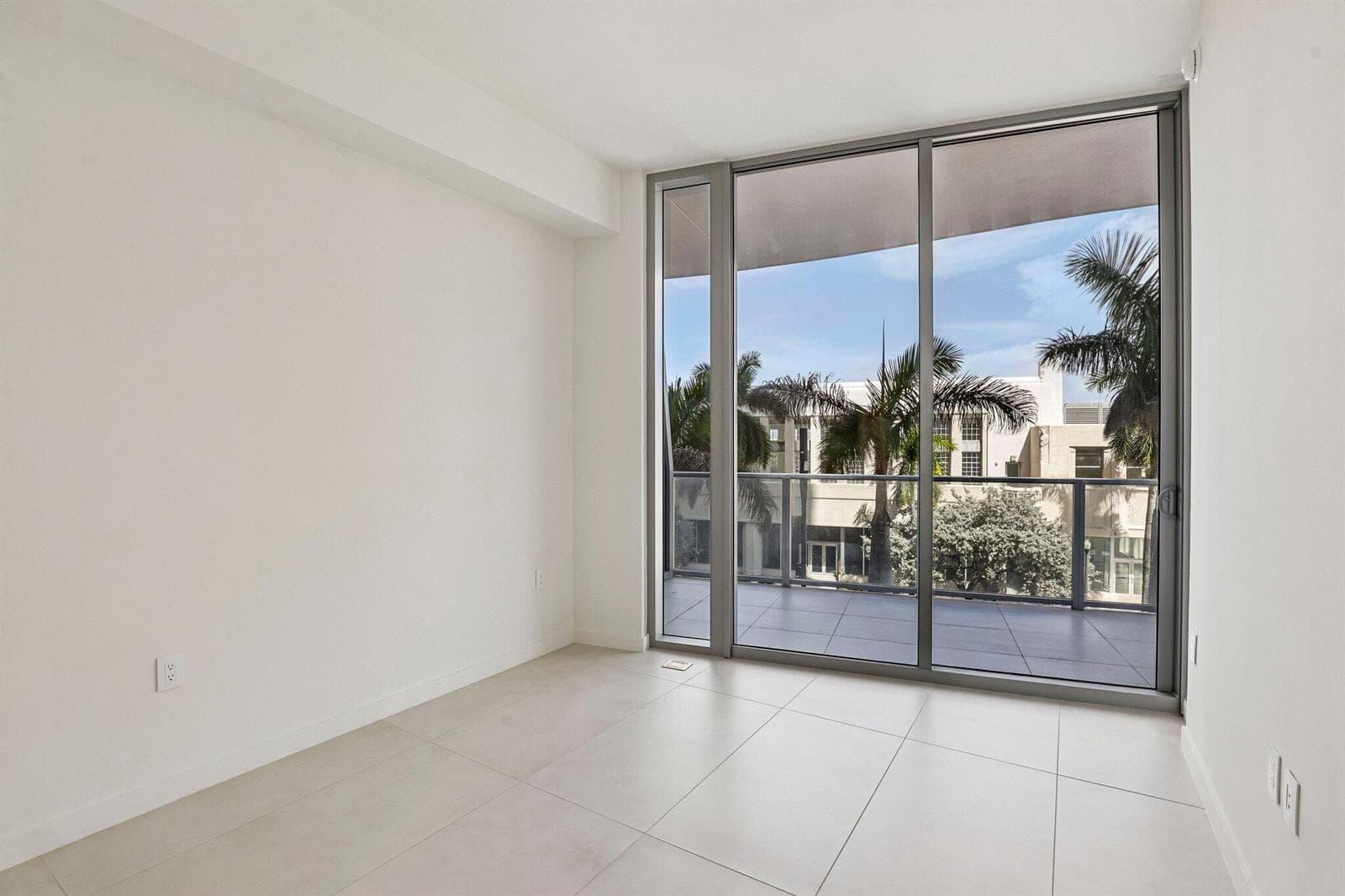 9-web-or-mls-Biscayne Blvd 201-S0409-009