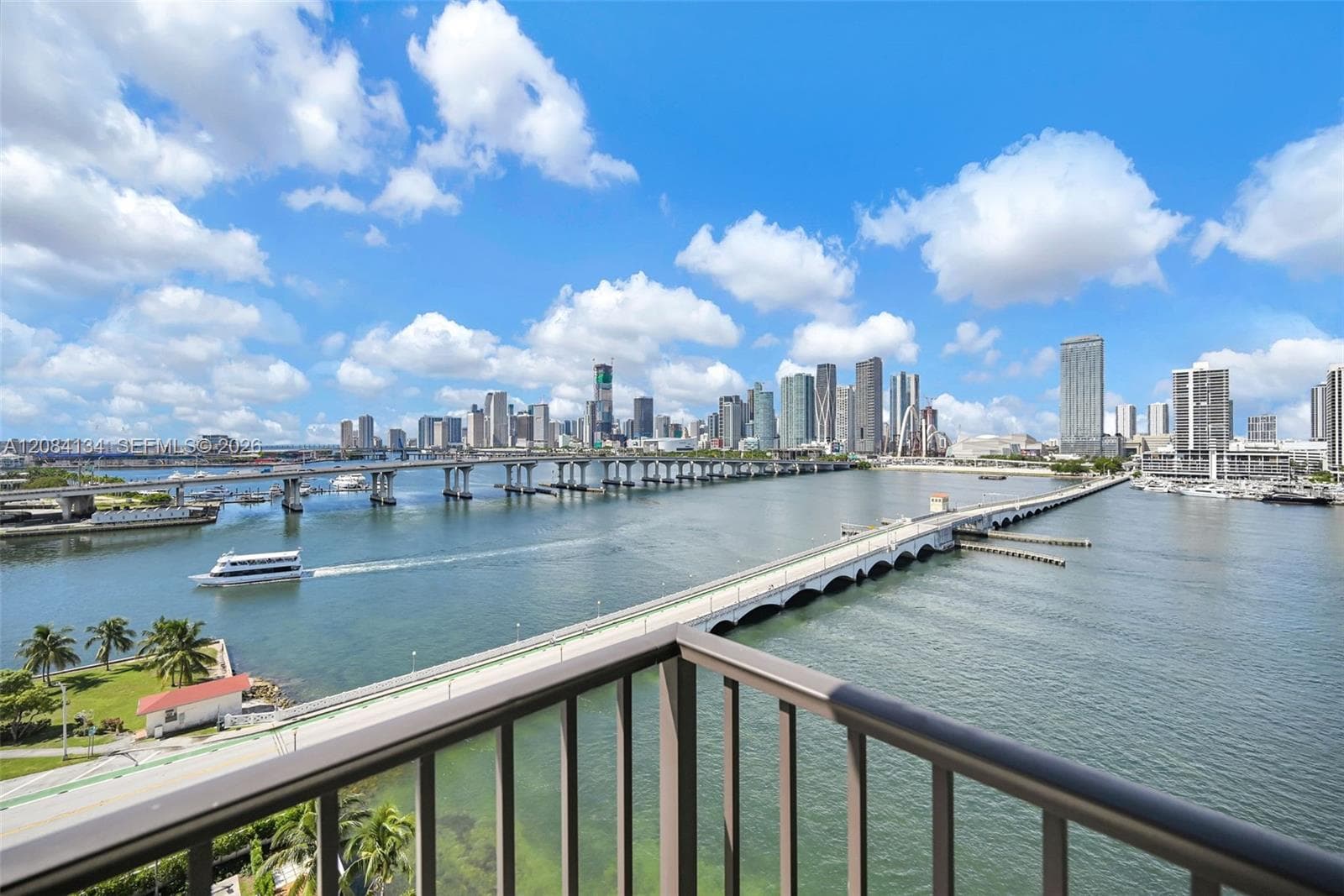 Sub-penthouse - Wrap around balcony - stunning water and city views