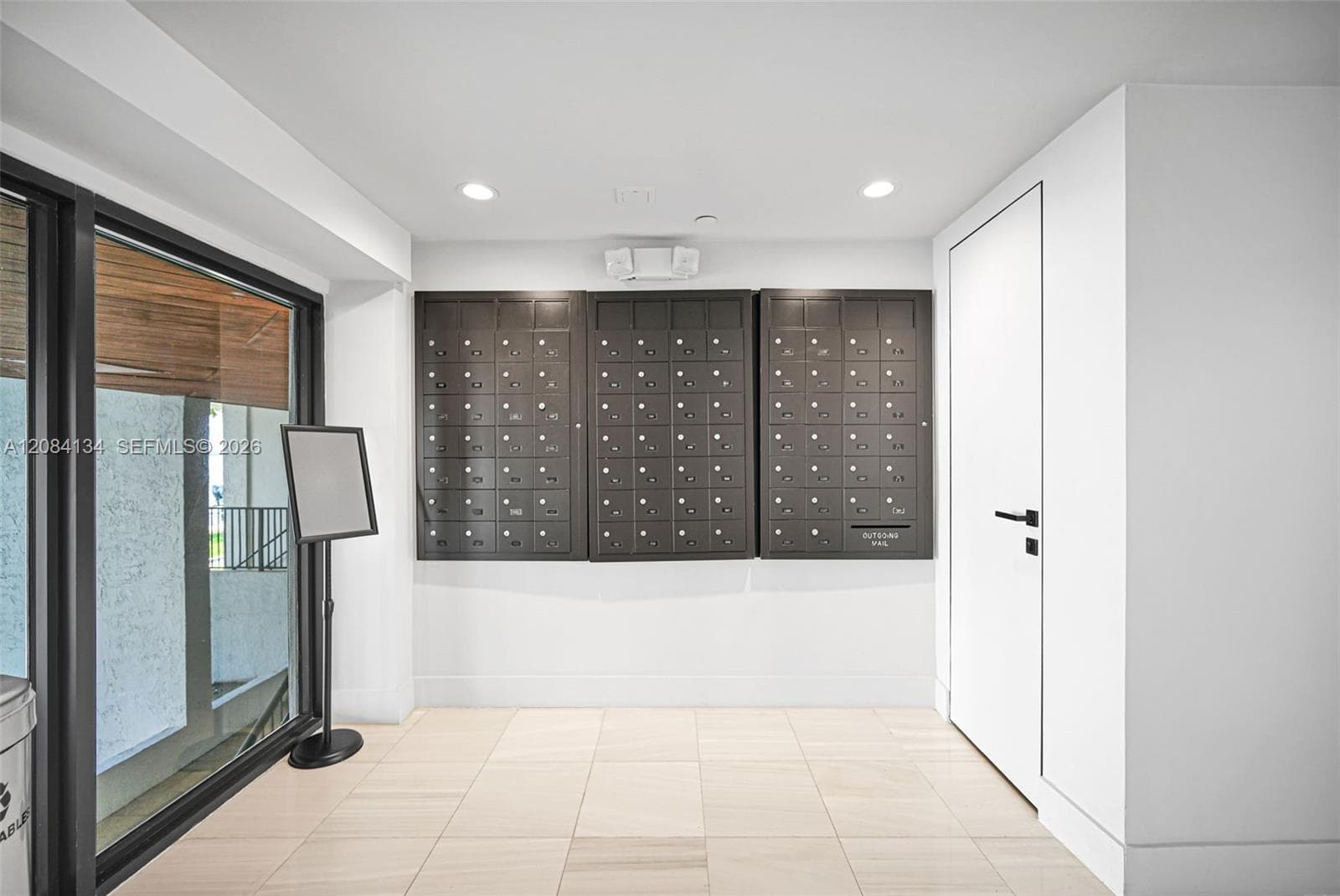 Lobby - Mailbox area