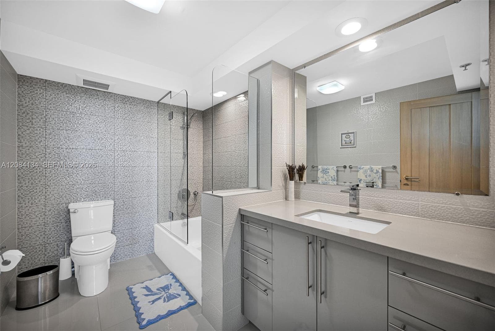 2nd Bedroom ensuite bathroom