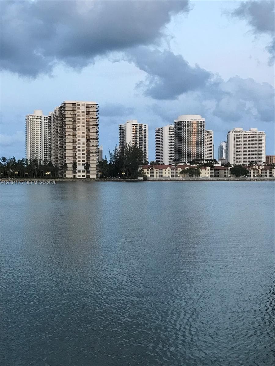 COMMODORE PLAZA · #303 in Aventura - Photo 37