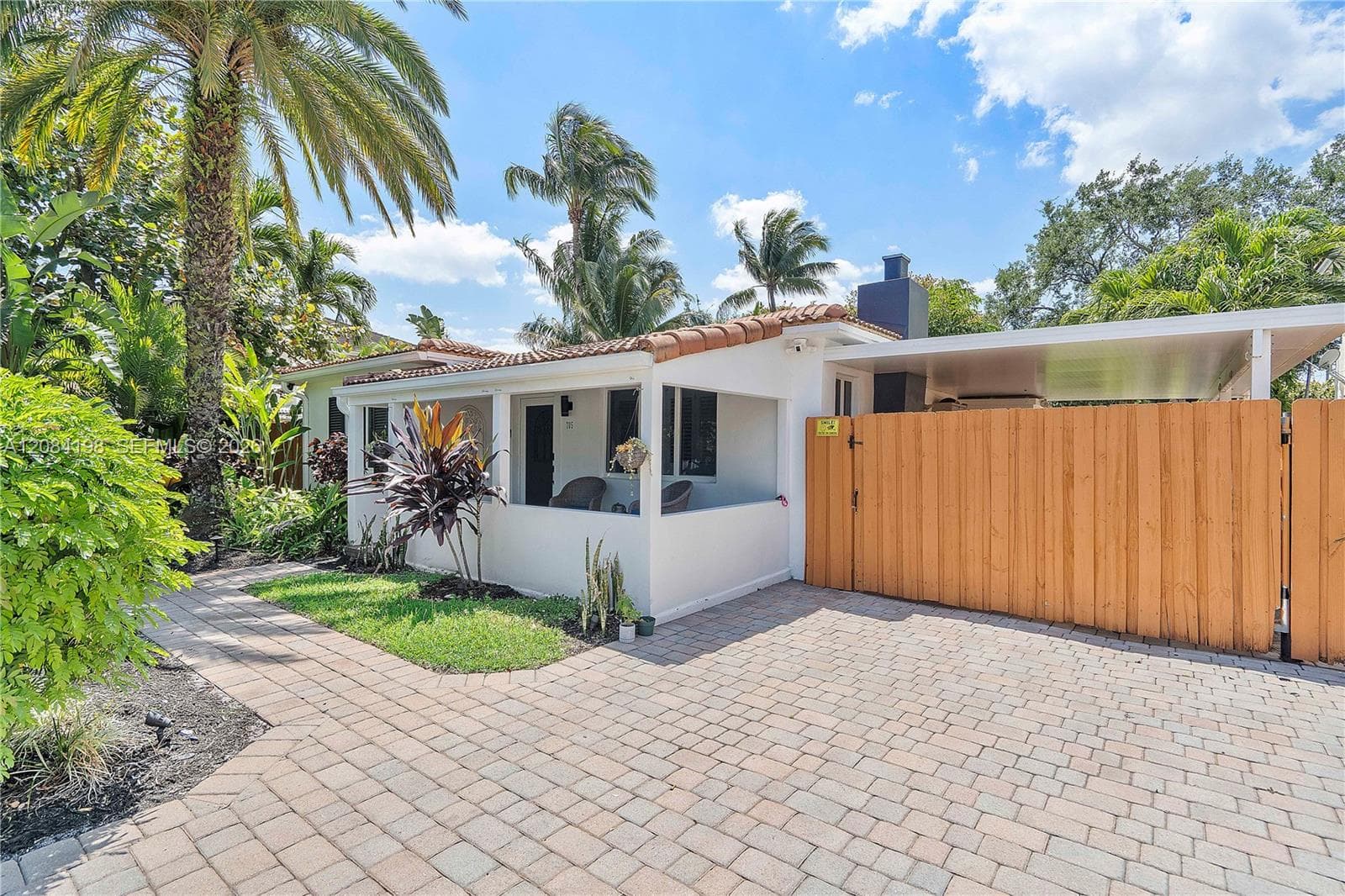 705 SW 8th Ave photo 3