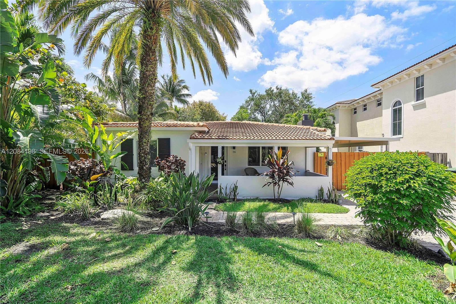 705 SW 8th Ave photo 1