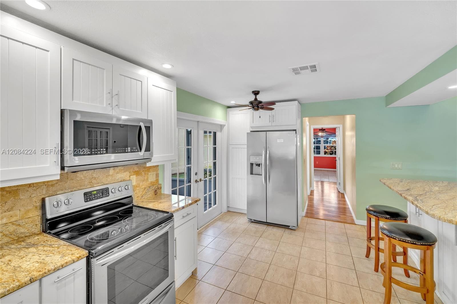 685 SE 25th Ln photo 17