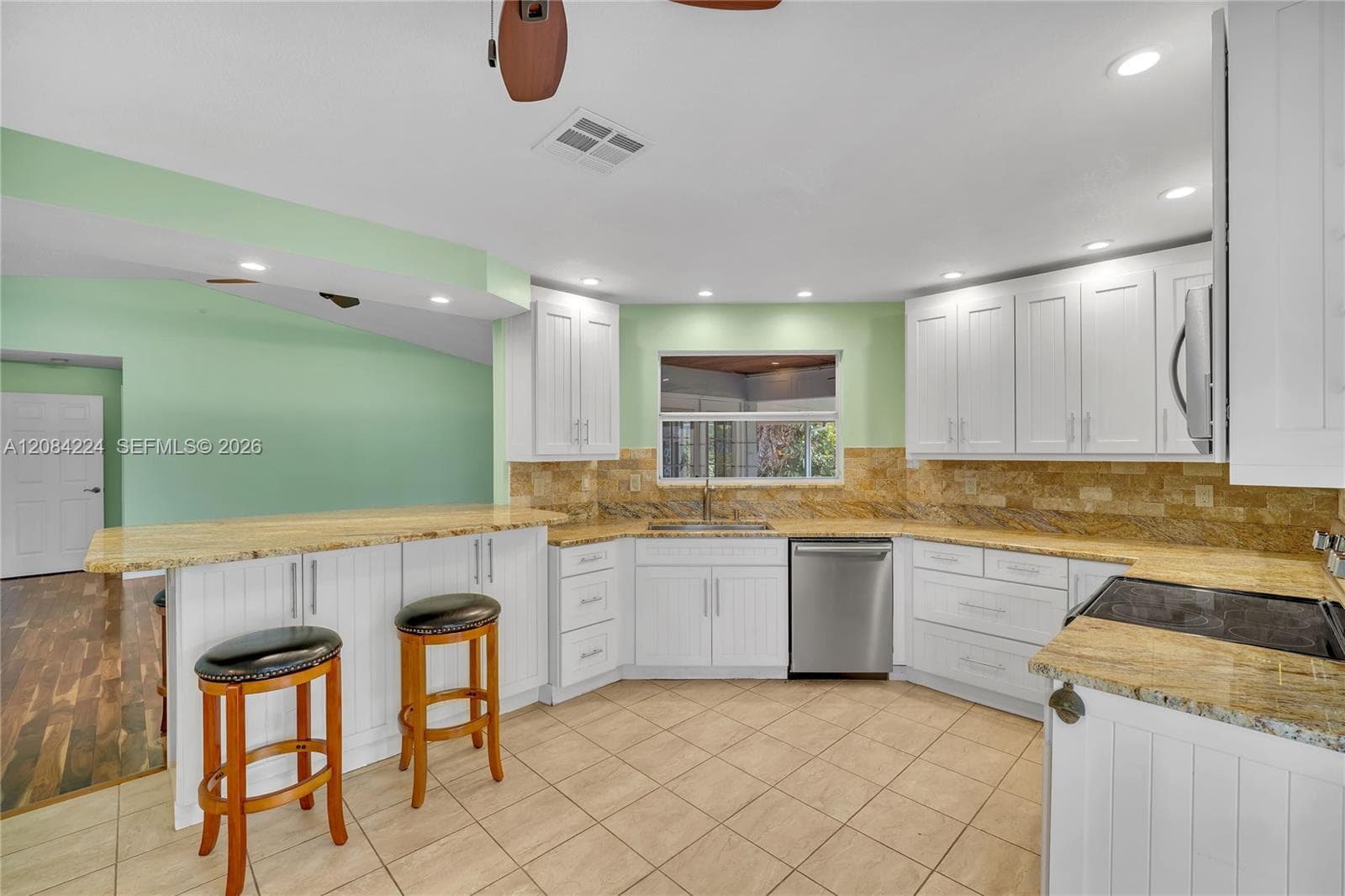 685 SE 25th Ln photo 16