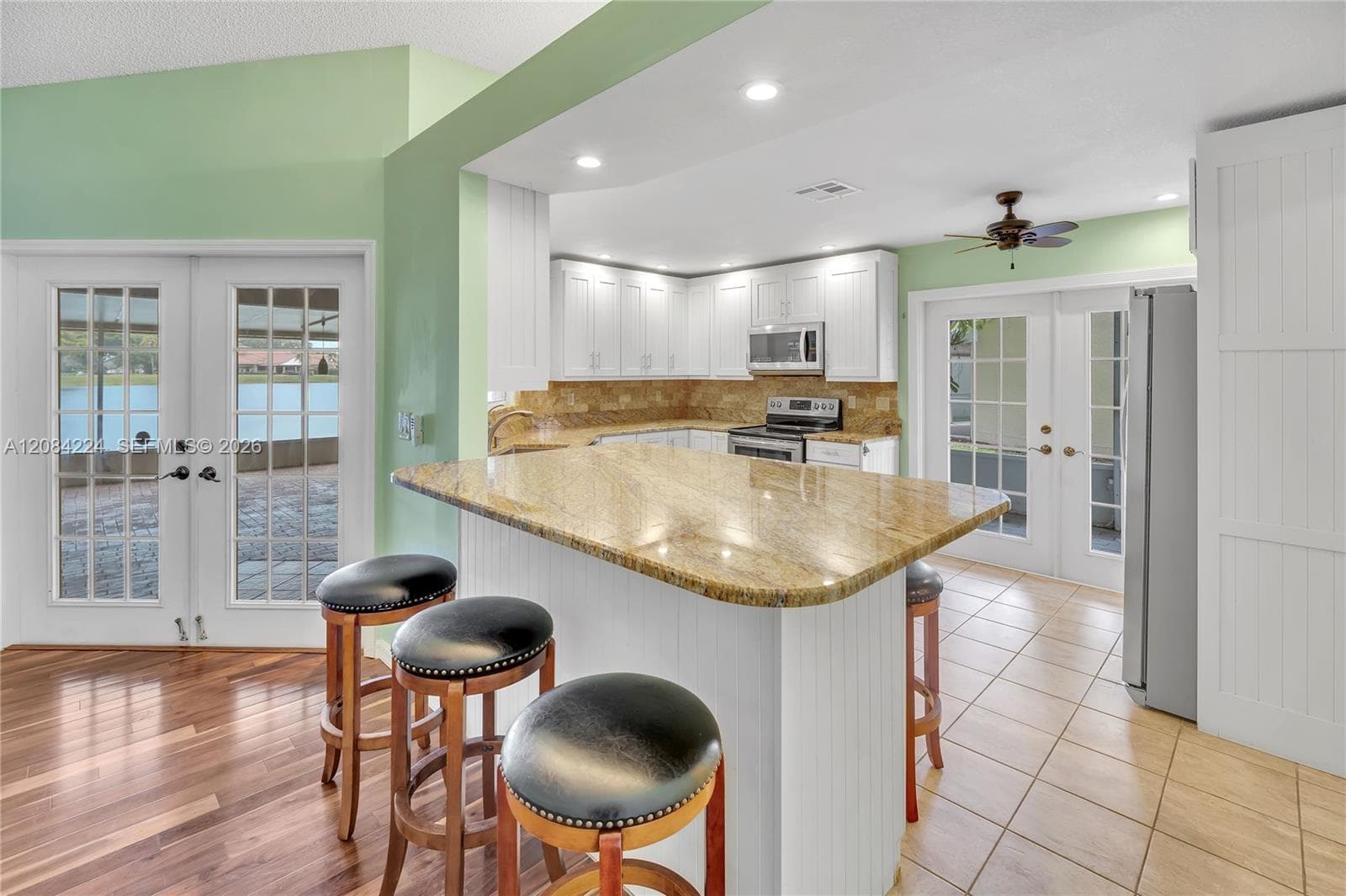 685 SE 25th Ln photo 14