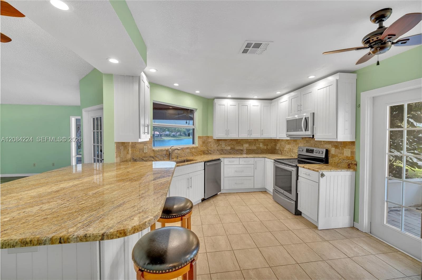685 SE 25th Ln photo 15