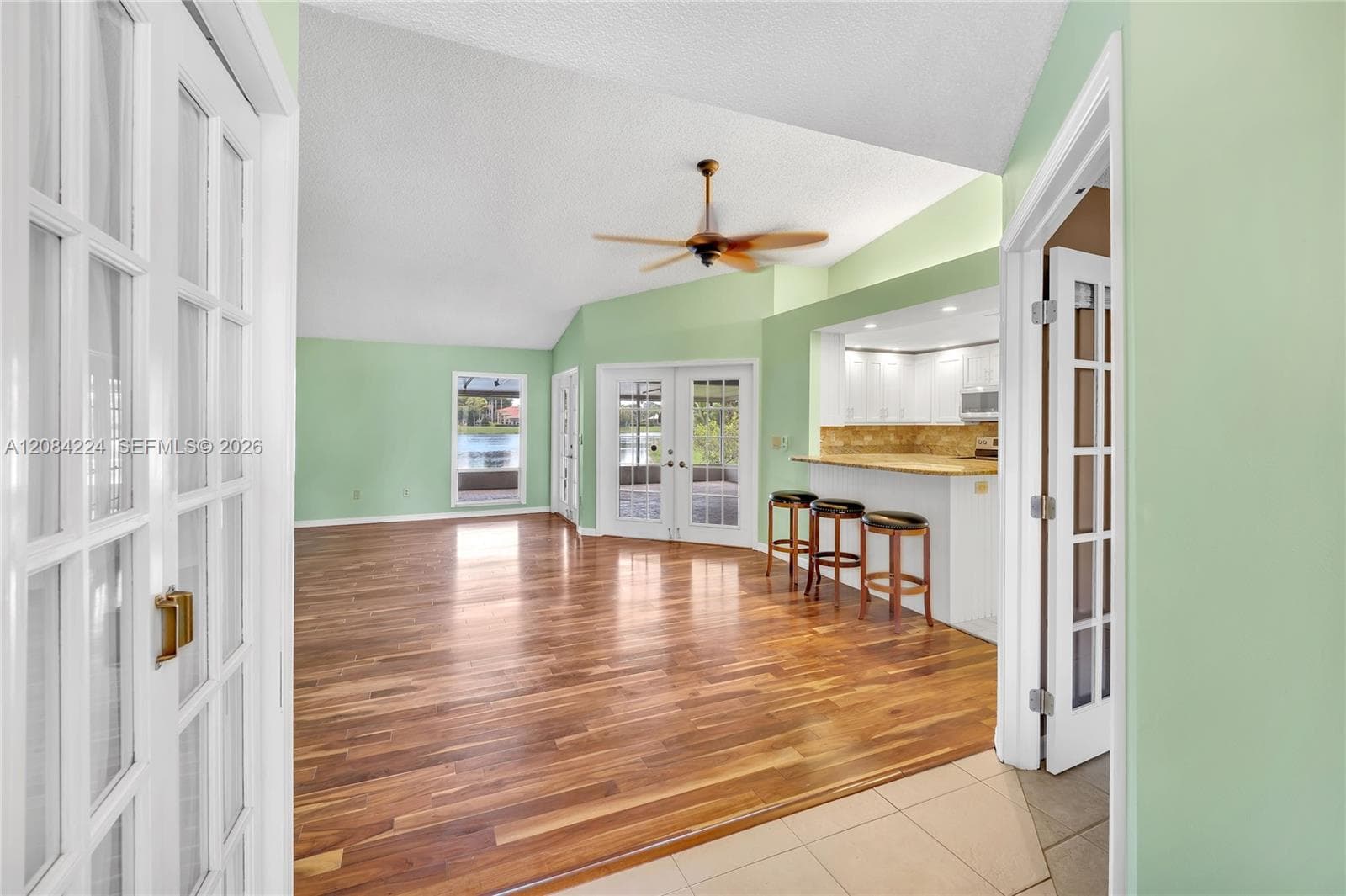 685 SE 25th Ln photo 11