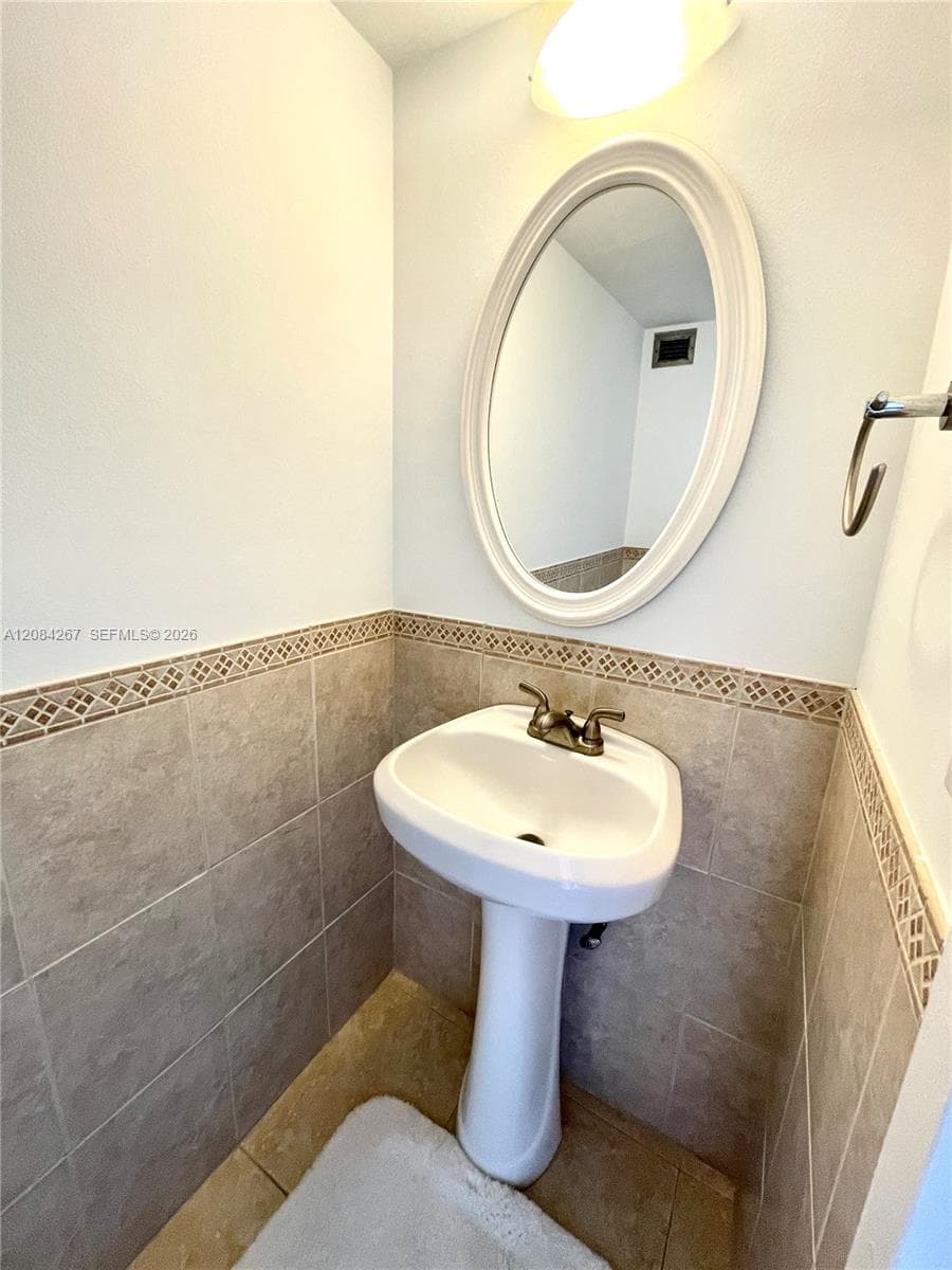 OCEANVIEW PARK CONDO · #527 in Hallandale Beach - Photo 17
