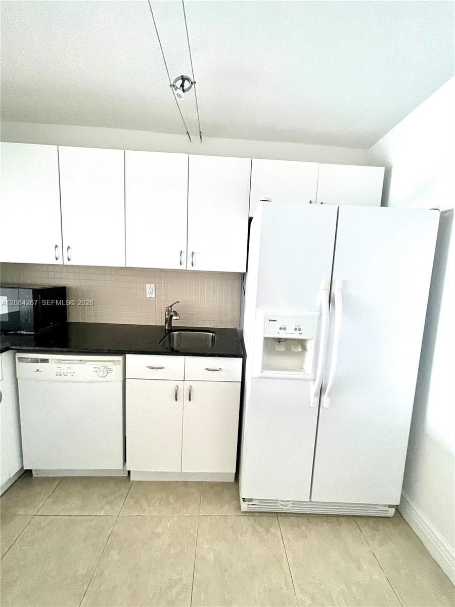 OCEANVIEW PARK CONDO · #527 in Hallandale Beach - Photo 16