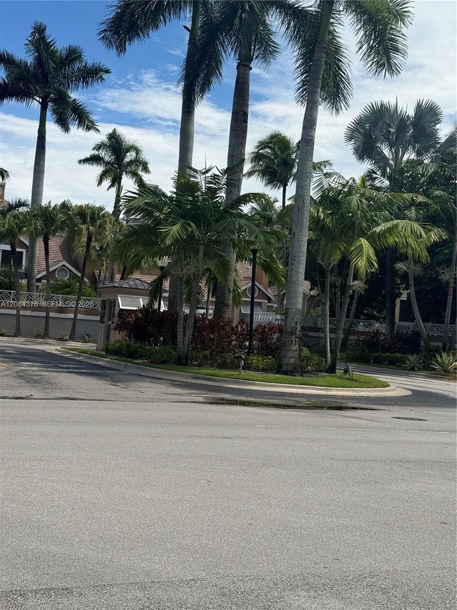 VISTA LAGO AT THE HAMMOCK · #803 in Miami - Photo 4