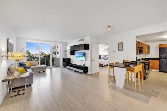 RESIDENCES ON HOLLYWOOD B · #433 in Hollywood - Photo 13