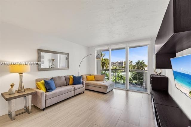 RESIDENCES ON HOLLYWOOD B · #433 in Hollywood - Photo 7