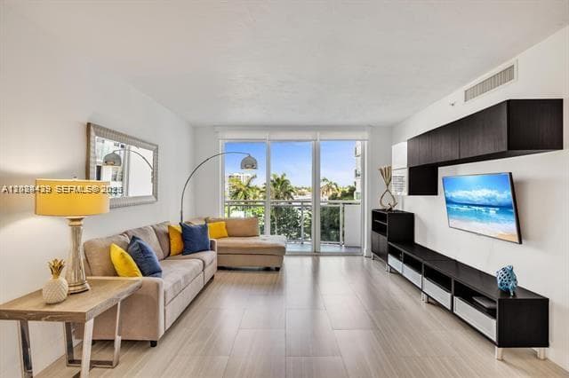 RESIDENCES ON HOLLYWOOD B · #433 in Hollywood - Photo 3