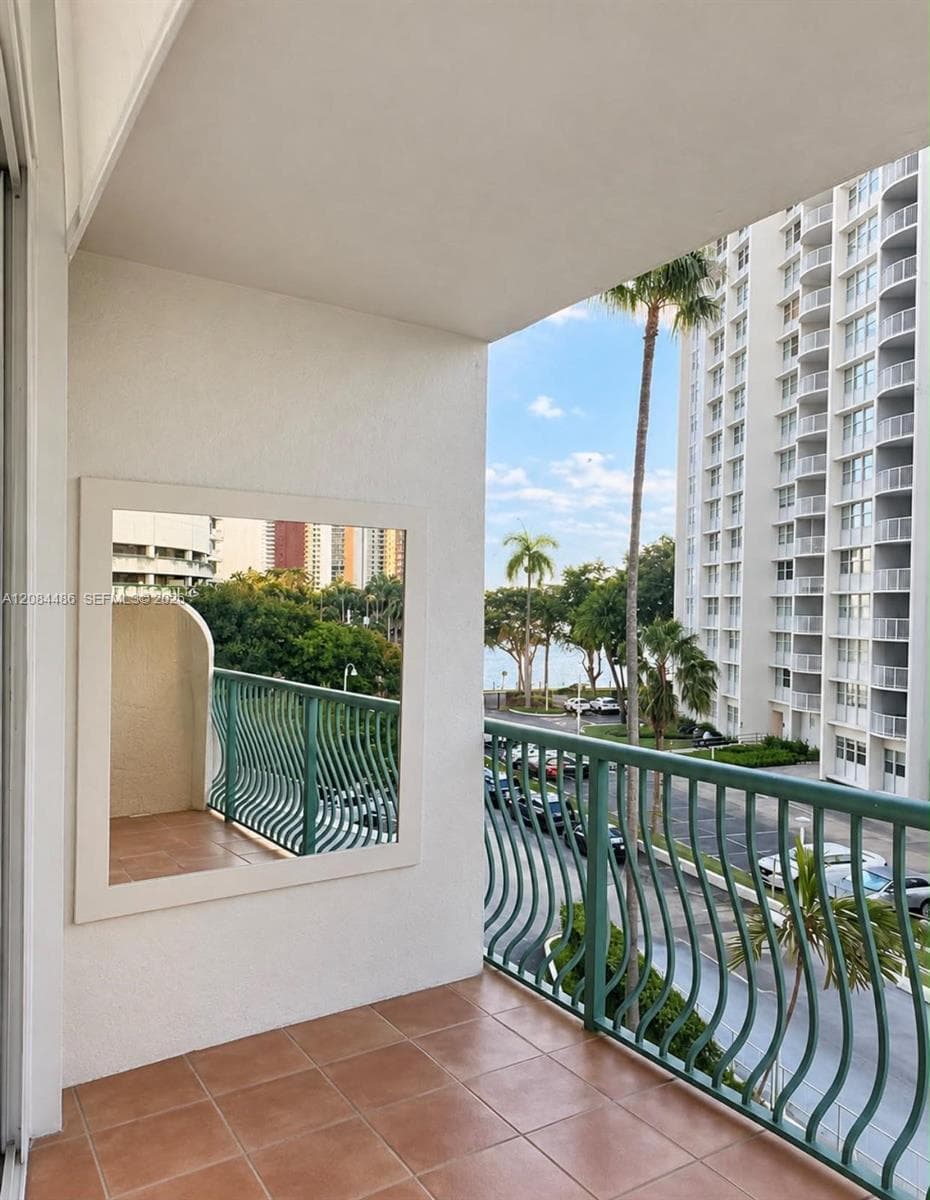 BRICKELL BAY TOWER CONDO · #402 in Miami - Photo 2