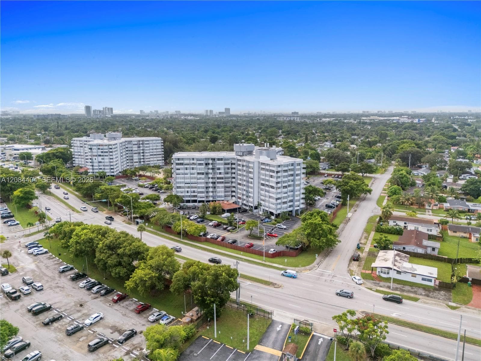 WILSHIRE CONDO · #315W in Miami - Photo 2
