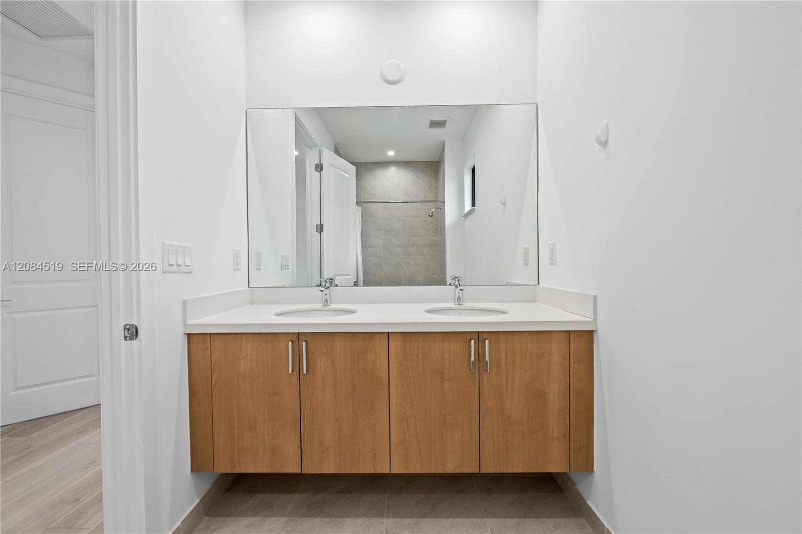 2ND BATHROOM WITH DOUBLE SINKS