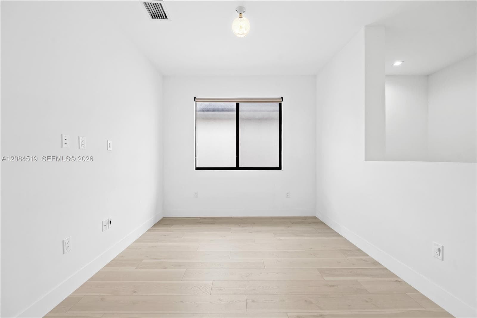LOFT AIR AND BRIGHT FOR OFFICE OR TV ROOM OR PLAY AREA FOR CHILDREN,