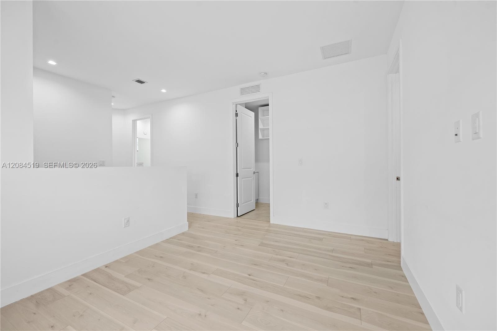 LOFT WITH BATHROOM ACCESS
