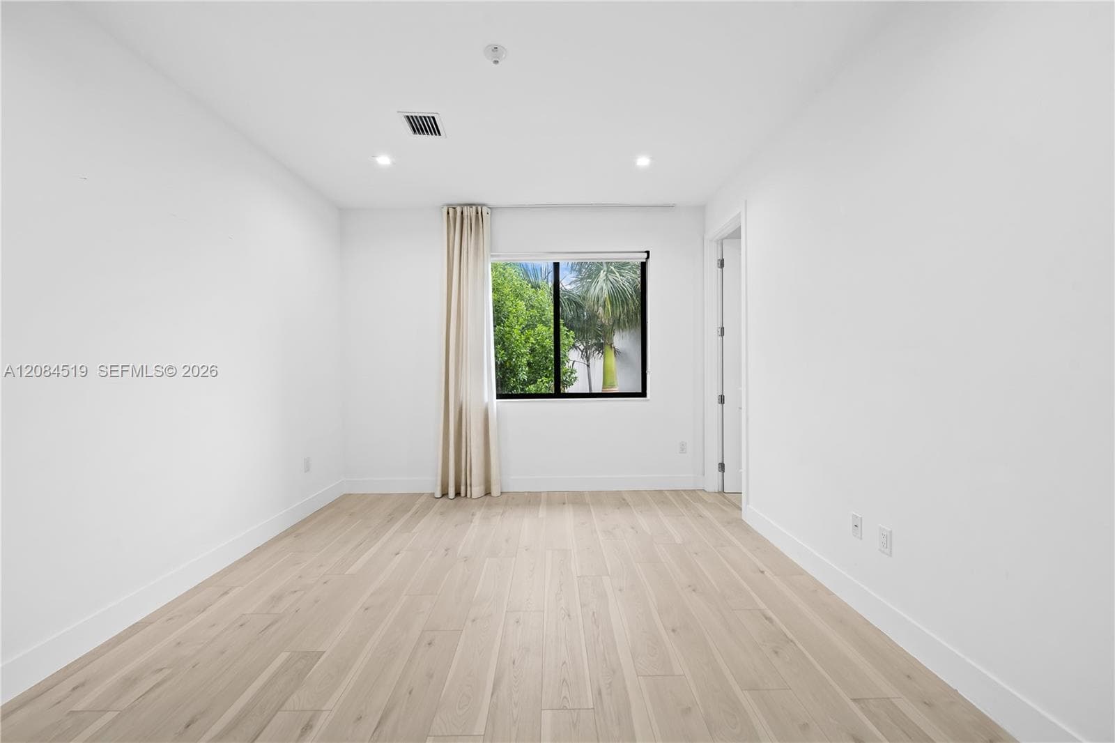 MASTER BEDROOM WITH A VIEW OF THE GARDEN
