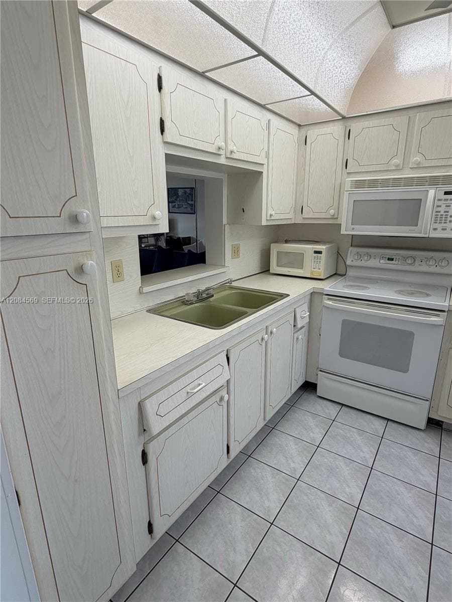 MEADOWBROOK TOWERS CONDO · #505 in Hallandale Beach - Photo 3