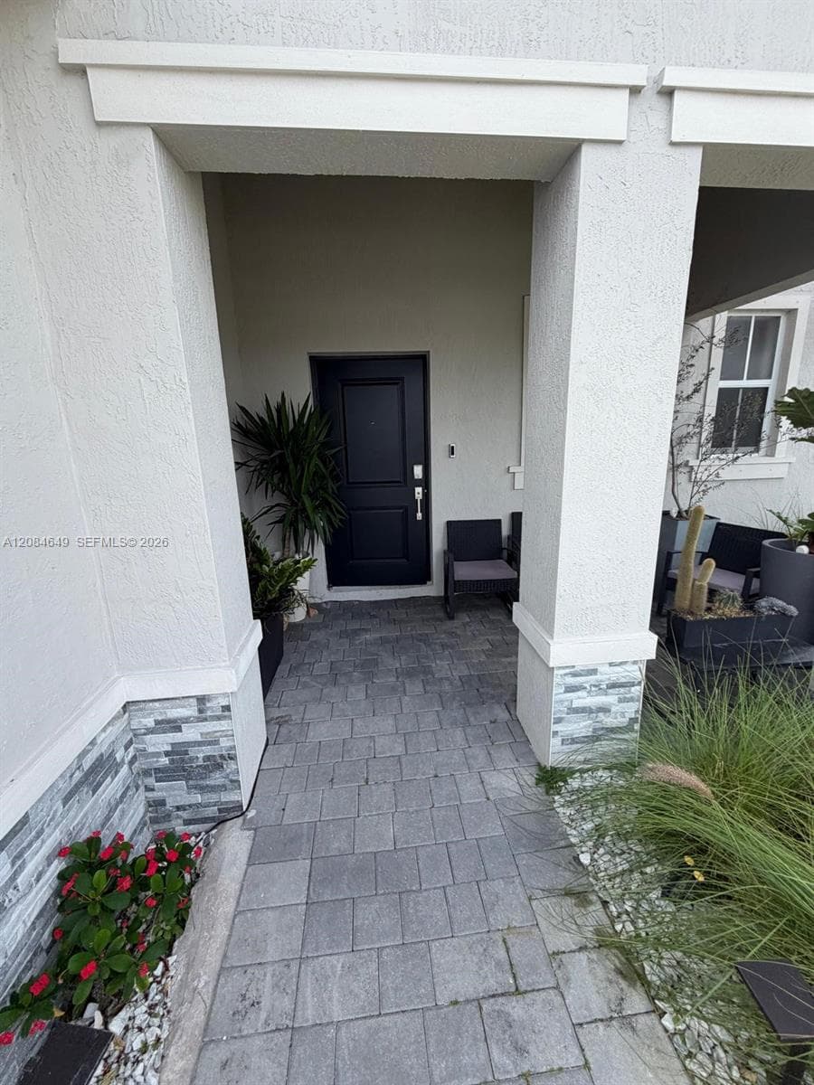 2618 SE 9th St photo 3
