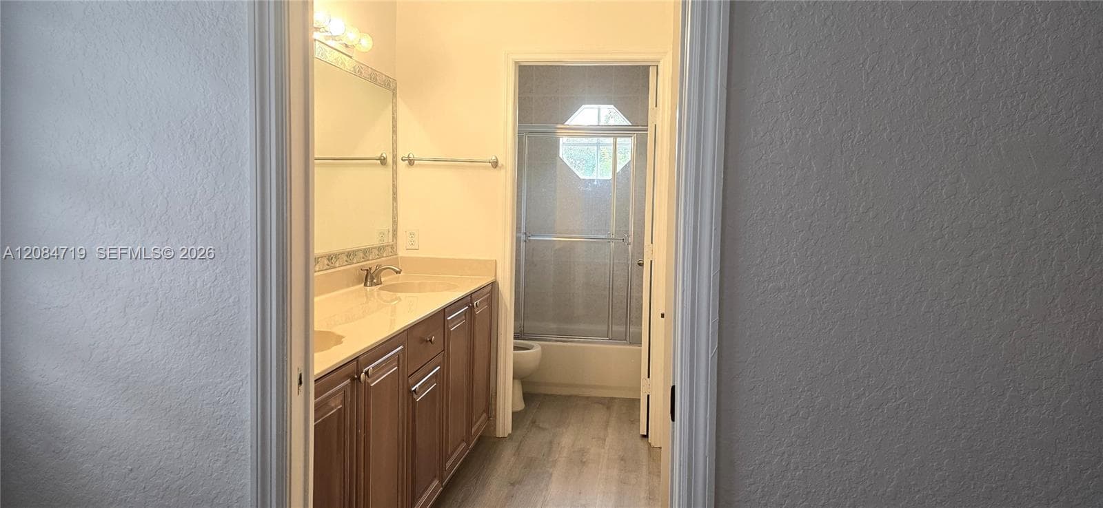 Jack and Jill' bathroom