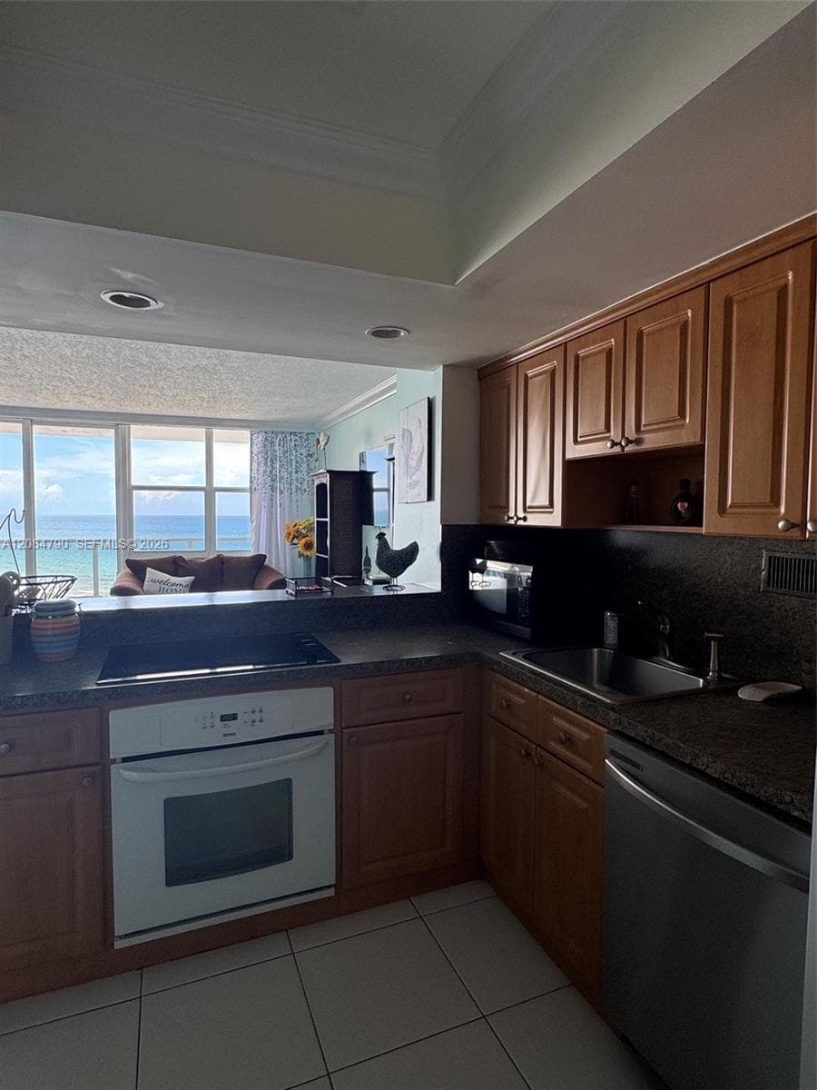 PARKER DORADO CONDO · #1003 in Hallandale Beach - Photo 8