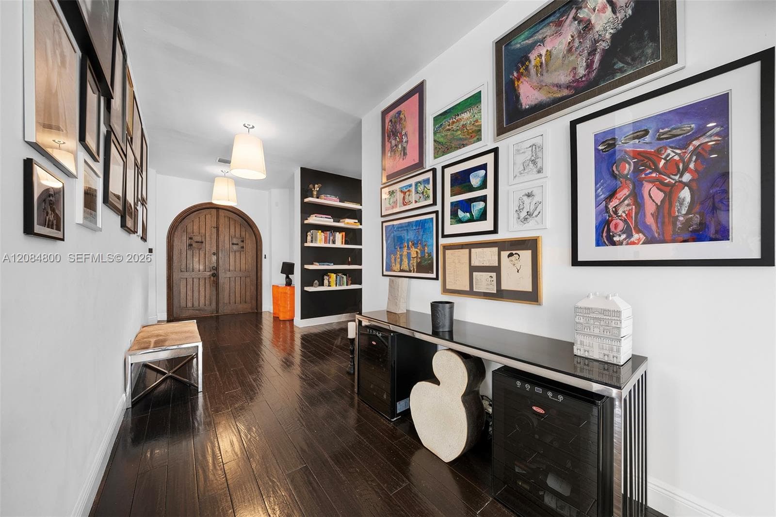 A gallery entry that flows effortlessly into every living space