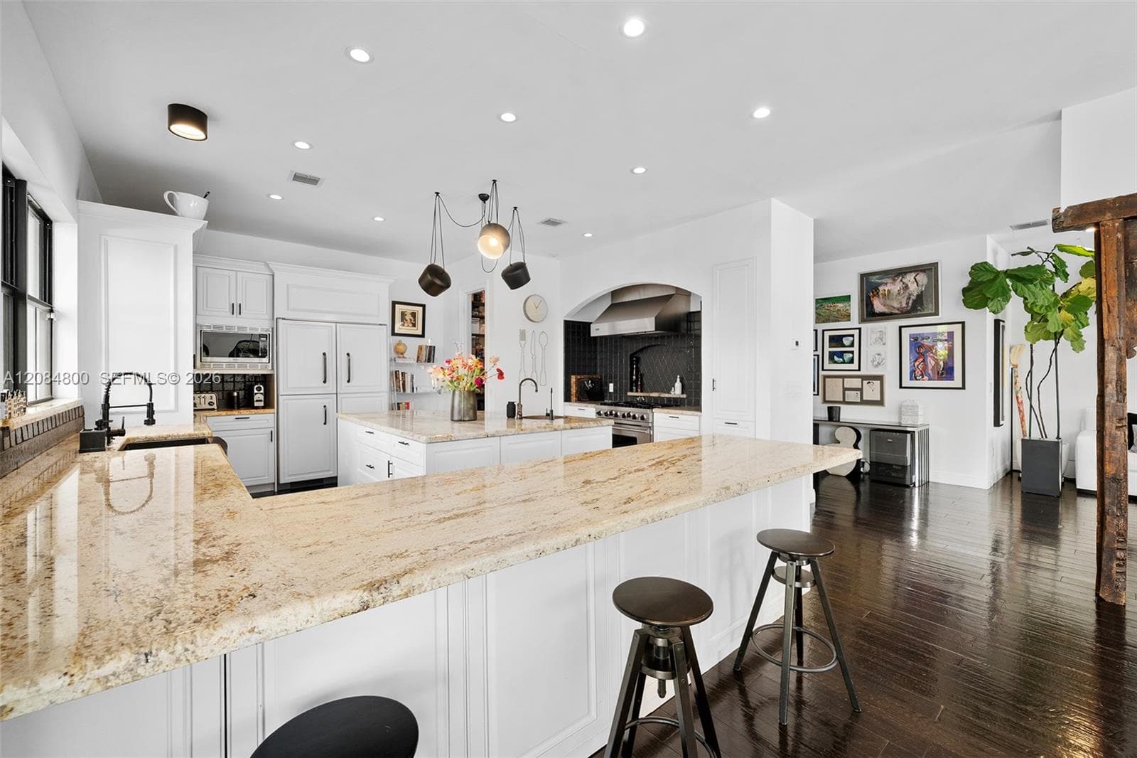 A grand island and bar — made for gathering.