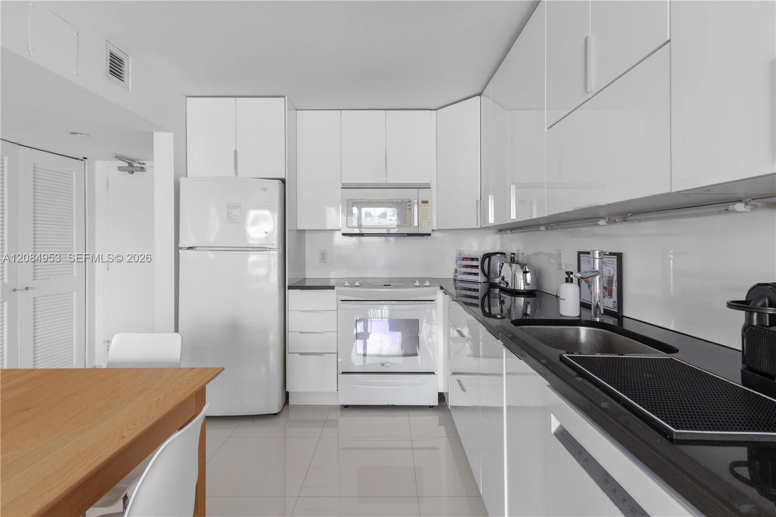 OCEAN POINT CONDO · #607 in Miami Beach - Photo 14