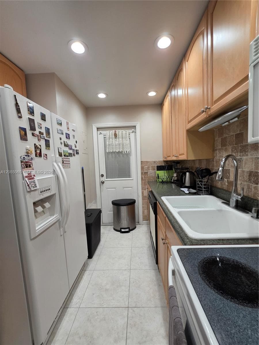 TOWN & COUNTRY APTS CONDO · #119 in Hollywood - Photo 16