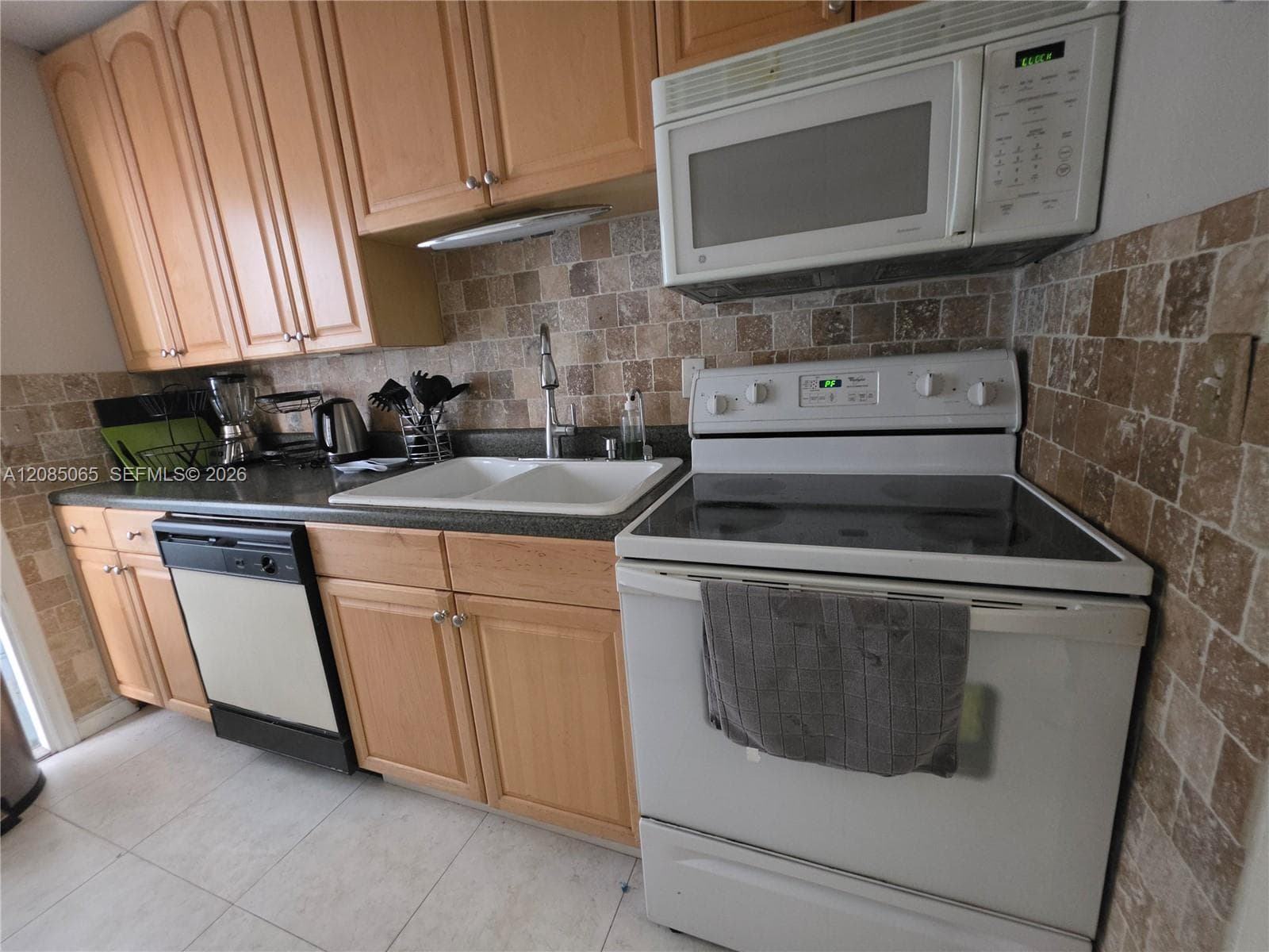 TOWN & COUNTRY APTS CONDO · #119 in Hollywood - Photo 14