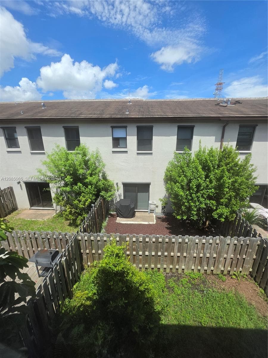 TOWN & COUNTRY APTS CONDO · #119 in Hollywood - Photo 4